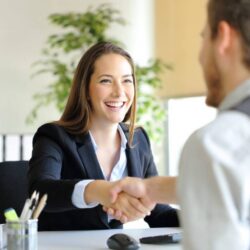 Réussir son entretien d'embauche Un guide pratique pour vous aider à préparer et réussir vos entretiens d'embauche. Découvrez comment répondre aux questions les plus fréquentes, éviter les erreurs courantes, faire bonne impression, valoriser vos compétences et gagner en confiance. Ce guide est idéal pour les étudiants, les jeunes diplômés et toute personne à la recherche d'un emploi.